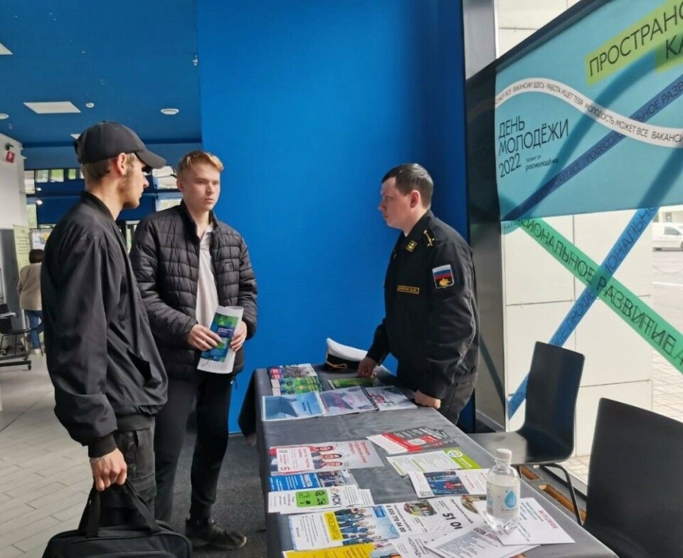 Young men at recruitment stand during Murmansk Youth Forum. Photo: vk.com/kontrakt_sever