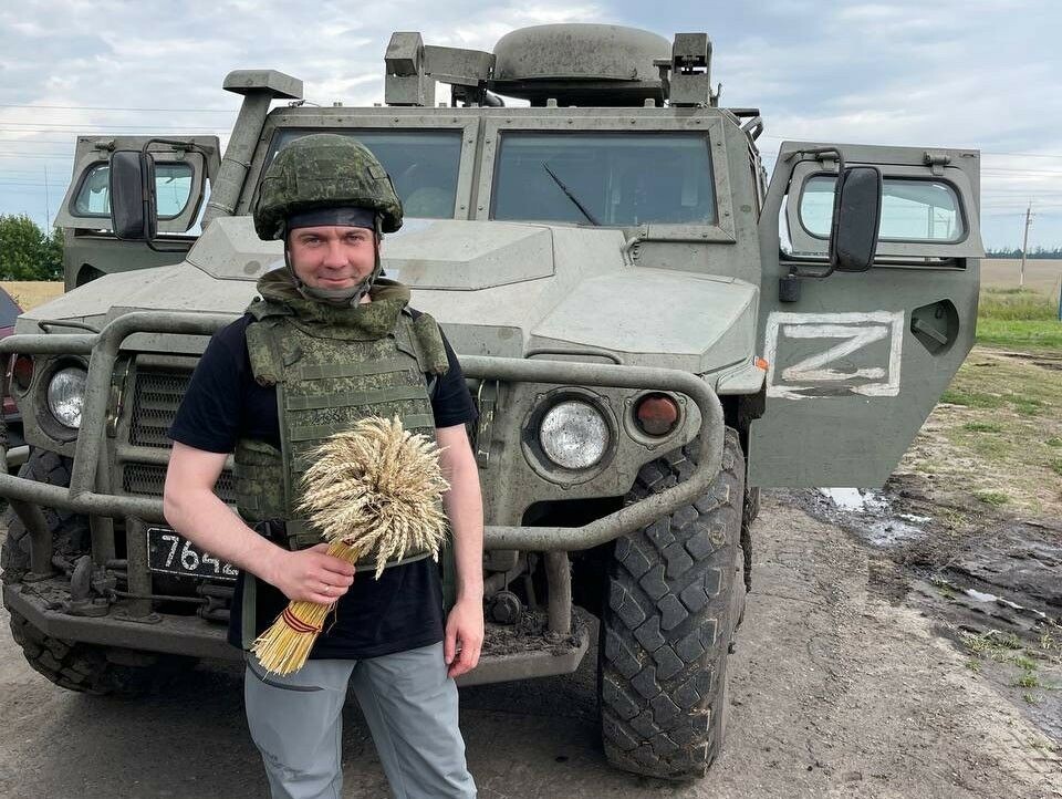Andrei Chibis poses with Ukrainian grain. Photo from Chibis Telegram channel