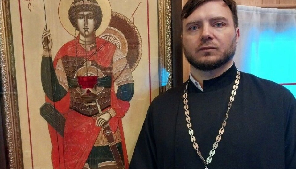 Father Sergei (Cherchenko) in front of the newly restored icon. Photo: congregation VK page