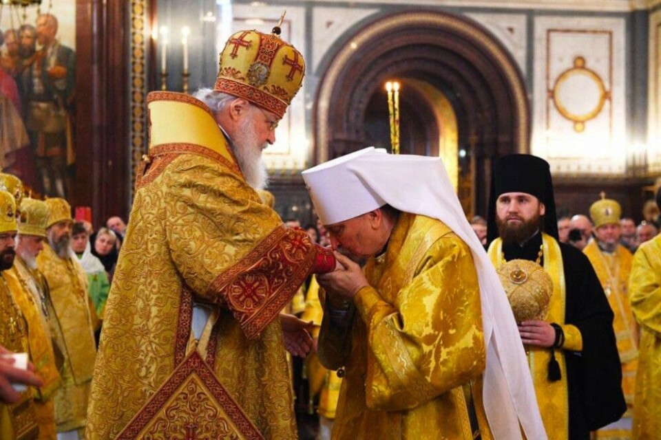 Митрополит Митрофан целует руку патриарха Кирилла. Фото: mmeparh.cerkov.ru
