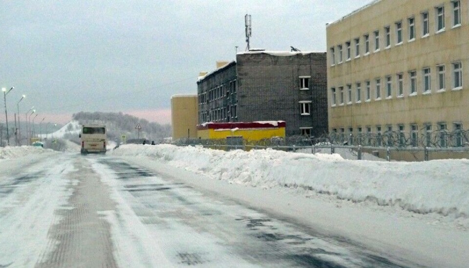 19 km is the largest base of the 200th Motorized Rifle Brigade in Pechenga. The main road E105 from the Norwegian border towards Murmansk goes next to the barbed wire fences in front of the barracks home to the soldiers. Photo: Thomas Nilsen