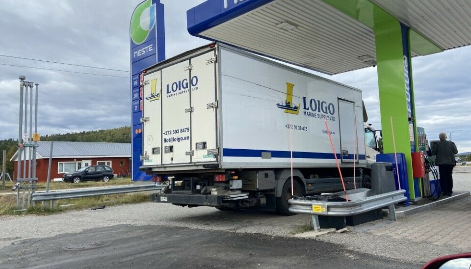 A truck from Estonia carrying marine logistic supplies en route to Kirkenes port. Here at the gas station in Näätämö, Finland. The Barents Observer has no information on what cargo the truck was bringing or why it took the route all north from the Baltics with the supply. Russian fishing vessel are not allowed to make port calls to any of the three Baltic states. Photo: Thomas Nilsen