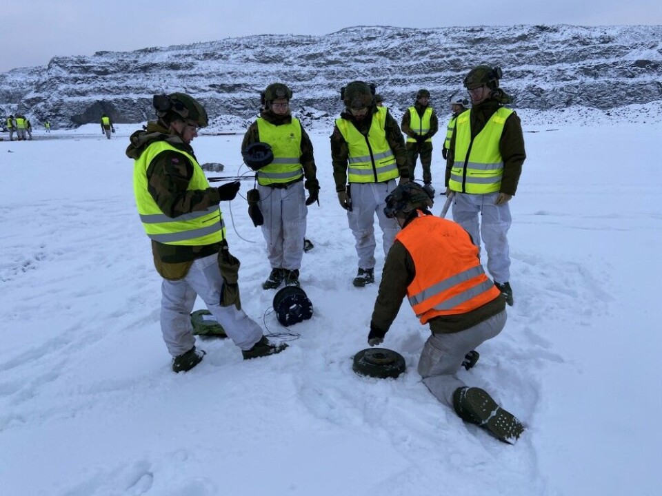 Soldiers training with anti-tank mine a few kilometers from the Russian border. Photo: Thomas Nilsen