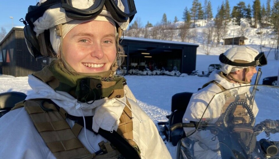 Lena-Eline Mortensen is one of the Norwegian soldiers guarding the border with Russia on behalf of the police. Photo: Thomas Nilsen