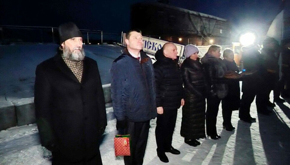 Vidyaevo town Mayor Sergei Bogza (center) greets the “K-448 Tambov” as it arrives back after more than seven years of upgrade. Photo: Sergei Bogza on VK