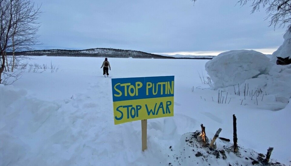 The Pasvik River forms the border between Russia and Norway. FSB has set up a barbed-wired fence in distance from the shores to hinder Russians from escaping the country. Illustration photo: Thomas Nilsen