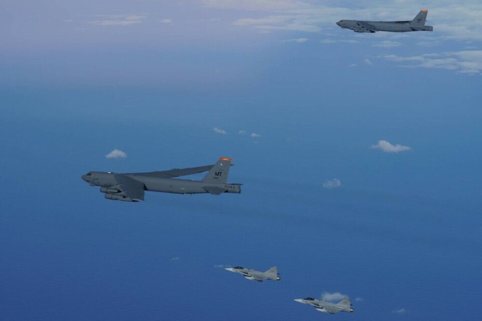 Two B-52 bombers and two JAS Gripen fighter jets. One of the American planes dropped bombs at targets inside Sweden’s Vidsel Test Range. Photo: Norwegian Air Force