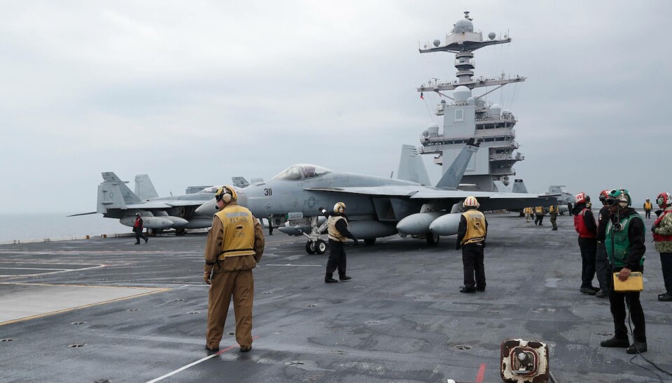 Истребители F/A-18 на палубе американского авианосца «Джеральд Форд» во время подготовки гигантского корабля к заходу в Норвегию. Фото: Турбьёрн Кьосвольд / Министерство обороны Норвегии