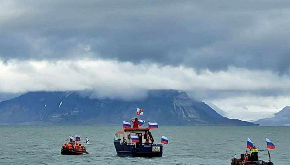 With both the Russian tricolor and the St. Andrew's flag, the ensign of the Navy, officials in Barentsburg sailed Gønfjorden on July 30. Photo: Russian Consulate General at Svalbard
