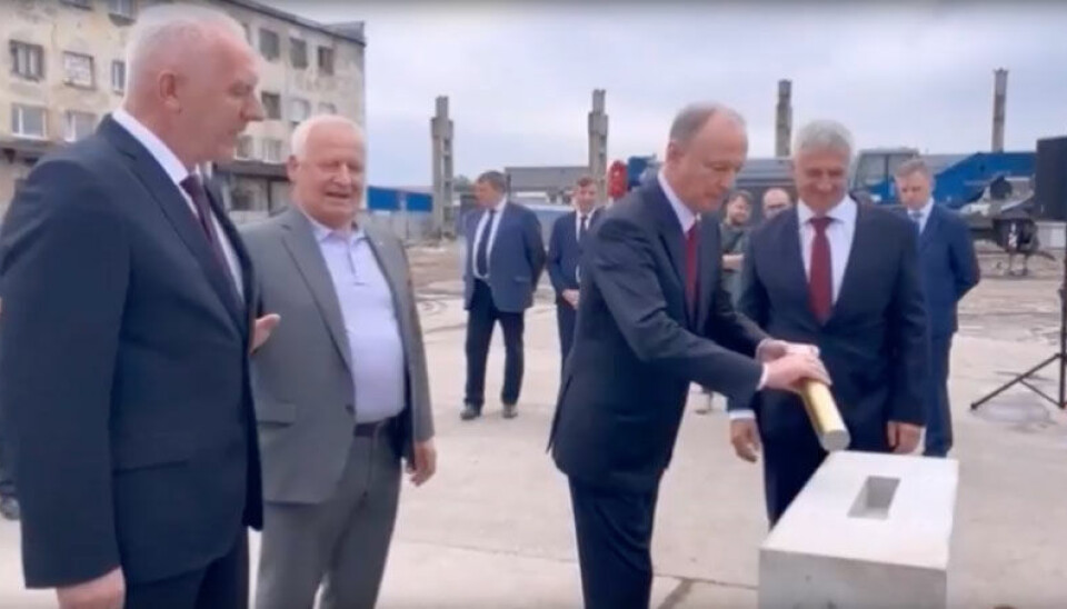 Nikolai Patrushev together with Aleksandr Gutsan (left) and Artur Parfenchikov (right) mark construction start of new factory in Petrozavodsk, Karelia. Photo: screenshot from video by Karelian Government