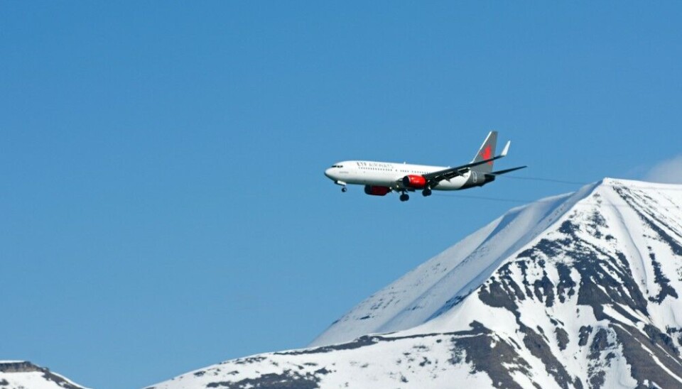Charter plane approaching Longyearbyen. Photo: Thomas Nilsen
