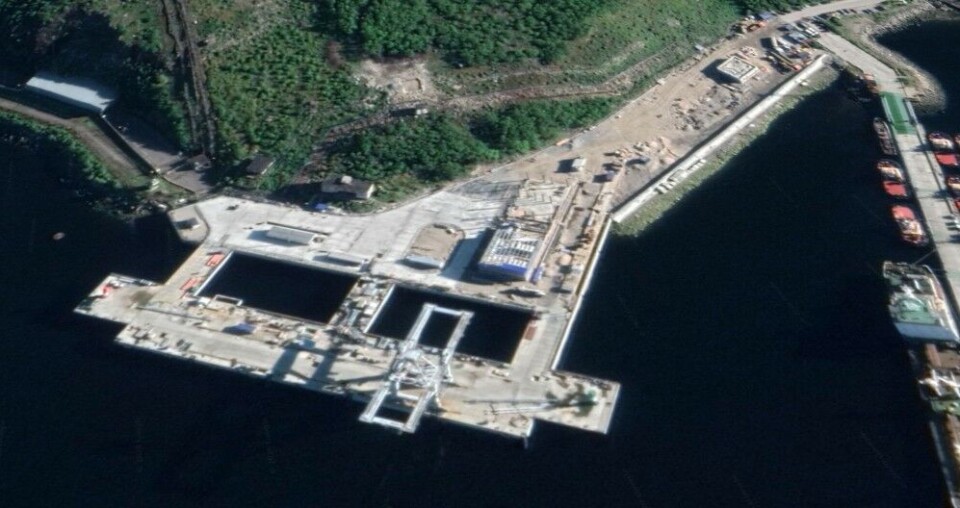 New quay with SLBM-crane and port infrastructure in Okolnaya Bay. One half-ready new huge warehouse and other workshops facilities under construction fit the descriptions of the storage and maintenance base for the nuclear-powered underwater drone, Putin's so-called 'Doomsday weapon'. The facilities and new areas are to the right in the image. The road from the left is from the SLBM storages. This satellite image by Google Earth is from the summer of 2020.