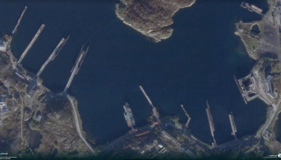 Gadzhiyevo naval base on the Kola Peninsula. This satellite image from October 7th shows that five of the ballistic missile submarines are at port of which one, a Delta-IV, is moored at the loading facility for missiles (to the right in the picture). A multi-purpose Akula class submarine is also at the piers. Photo courtesy of Planet Labs / Faktisk Verifiserbar