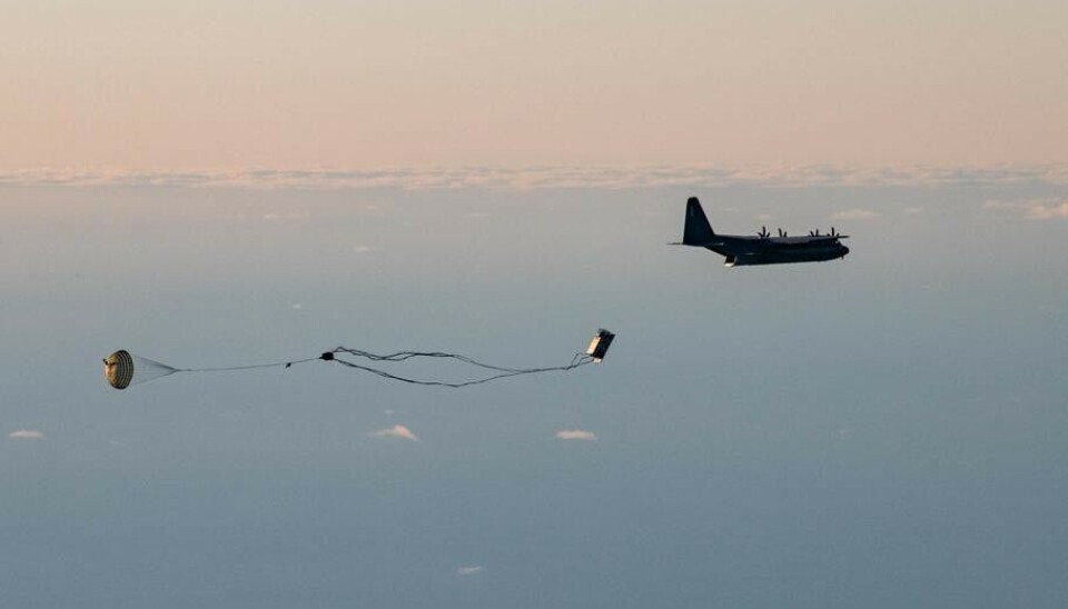 The palletized munitions deployment box was pushed out of the C-130J Hercules over the Norwegian Sea, northwest of Andøya on November 9th. See the full video further down in this article. Photo: Brigette Waltermire / U.S. Air Force