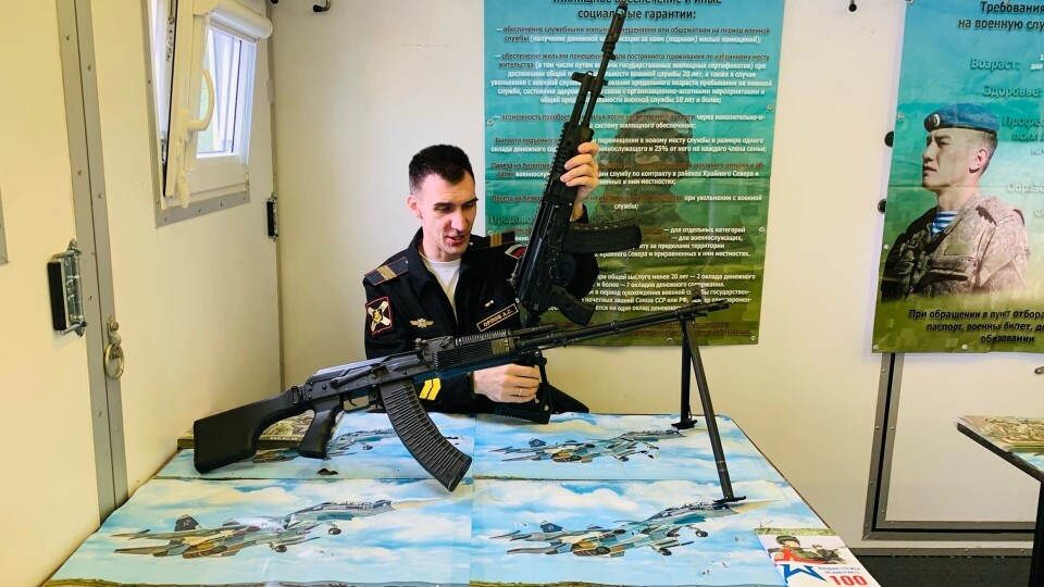 Служащий Северного флота демонстрирует автоматическое оружие, представленное в мобильном пункте в Мончегорске. Фото: сообщество «Пункт отбора на военную службу г. Мурманск СФ» во «ВКонтакте»