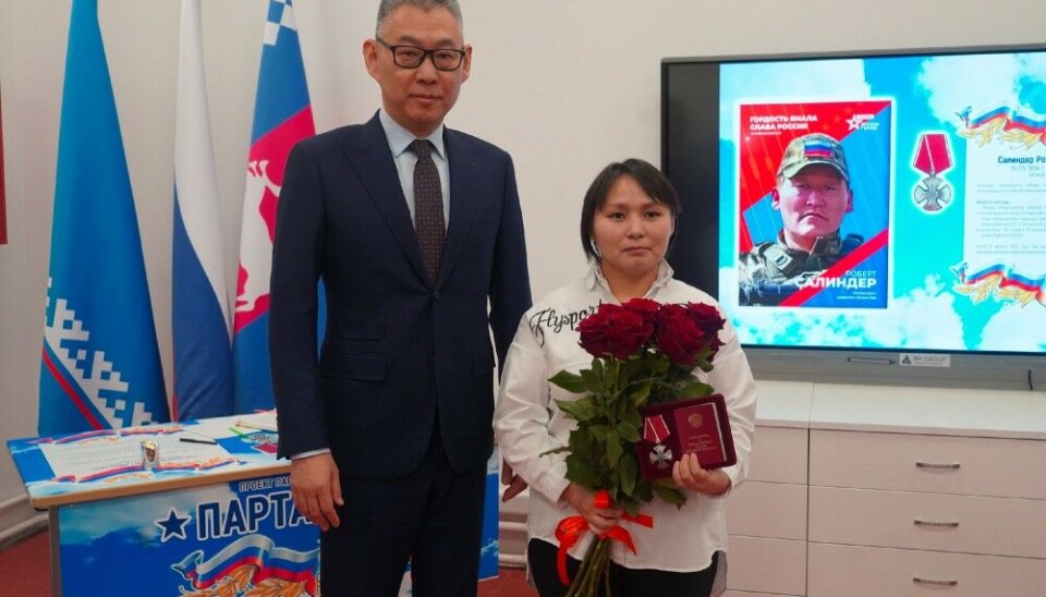 The widow of Robert Salinder is saluted by town Mayor Viktor Yugay. Photo: Viktor Yugay on VK