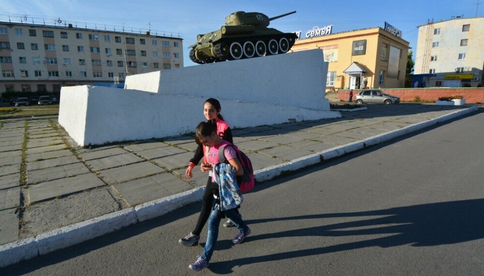 This T-34 tank stands on top of the World War II monument in Kandalaksha, a place nowadays also used to honor Russian servicemen killed in Ukraine. Photo: Thomas Nilsen