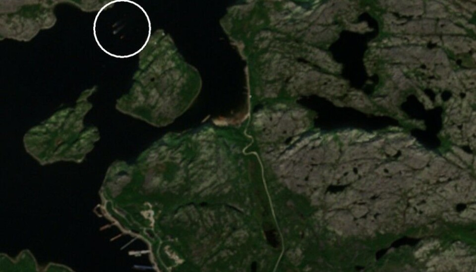 Inside the circle, the Kazan is escorted by two navy tugs towards the piers in Bolshaya Lopatka in Zapadnaya Litsa. Photo from Sentinel satellite