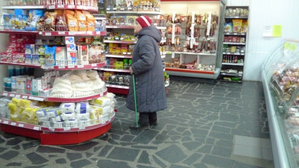 Pensioner studies food prices. Photo: Thomas Nilsen