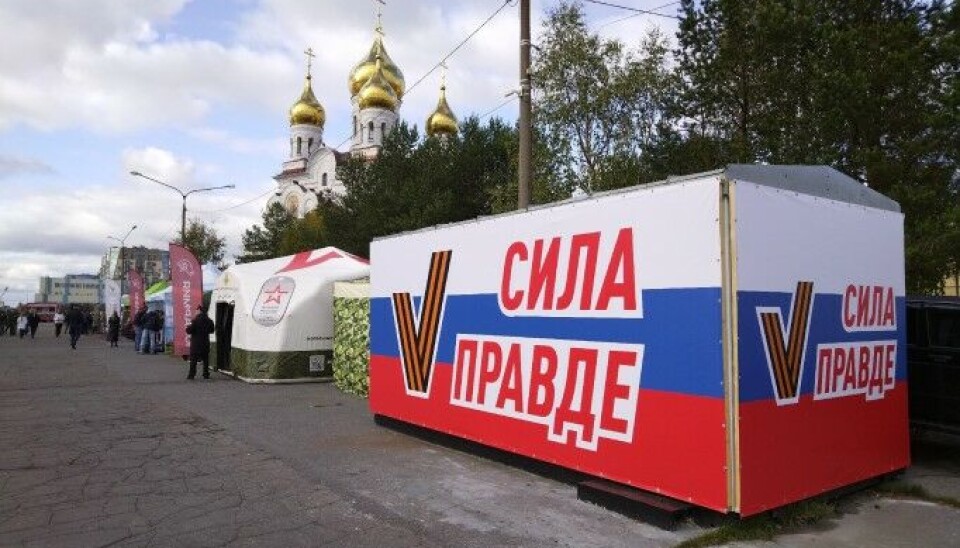Mobile military draft station (in the background). Photo: Mikhail Silantiev
