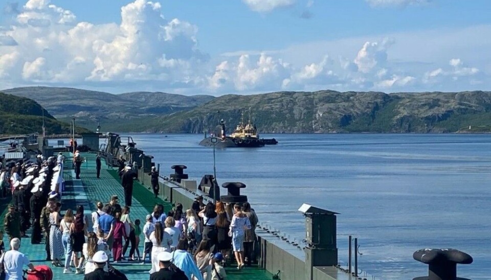 The Kazen docking to the pier in Zapadnaya Litsa with Northern Fleet officials, family of the crew and others waiting in a welcoming ceremony. Photo: Administration of Zaozersk / Vk