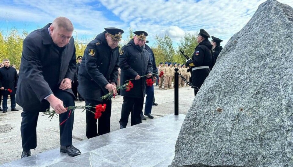 Northern Fleet Head Commander Aleksandr Moiseev opens monument in Polyarny together with Head of the Northern Fleet FSB Aleksei Stafeev. Photo: Aleksandrovsk on VK