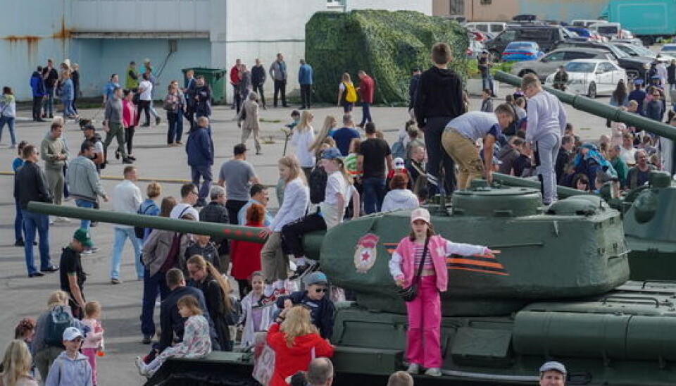 Children climbing a T-34 decorated with the pro-war St. George’s Ribbon on the Navy Day July 30 in Severomorsk. A tank like this was what Vardøhus Museum Association wanted to Kiberg. Photo: Press Service of the Northern Fleet