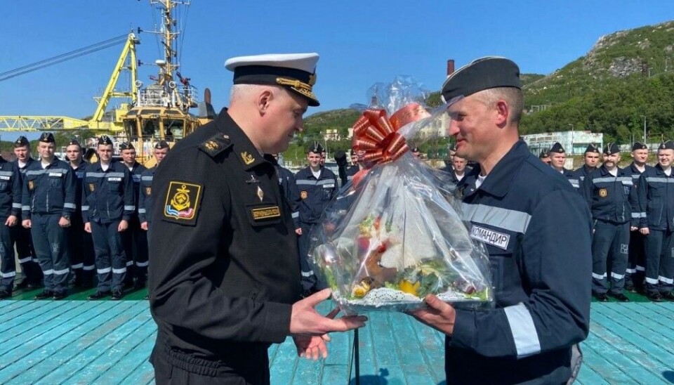 Welcoming the Kazan home, the Northern Fleet commander Konstantin Kabantsov handed over a roasted pig to the crew. Photo: Administration of Zaozersk / Vk