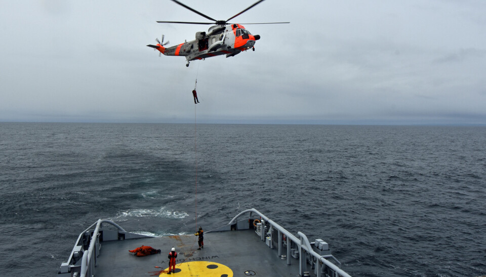 Norwegian Sea King rescue helicopter exercising evacuation of people from a Coast Guard ship in the Barents Sea. Photo: Thomas Nilsen