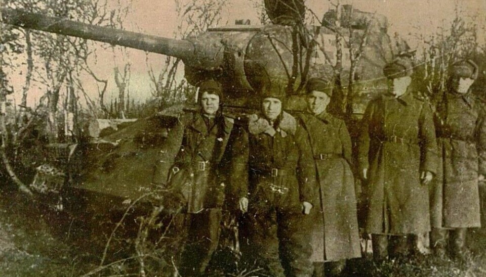 A T-34 and its crew at Jarfjord. Photo: TsAMO via Rune Rautio