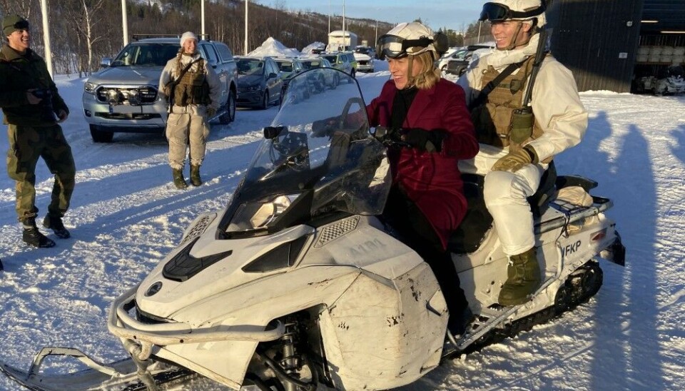 Anniken Huitfeldt made mistakes related to impartiality as her husband bought shares in Kongsberg Gruppen, Norway's largest arms producer and supplier of weapons to Ukraine. This photo is from the minister's visit to the soldiers guarding the border with Russia. Photo: Thomas Nilsen