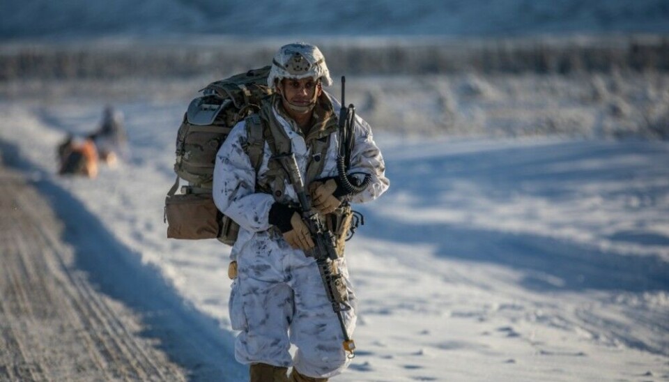 Soldier with the U.S. 3rd Battalion, 509th Parachute Infantry Regiment, 2nd Infantry Brigade Combat Team, 11th Airborne Division carrying his weapon and gear after a jump in Alaska in February this year. It is the same soldiers that will jump near Bardufoss in Norway to take part in the exercise from March 18 to 22. Photo: Spc. Abreanna Goodrich / U.S. Army