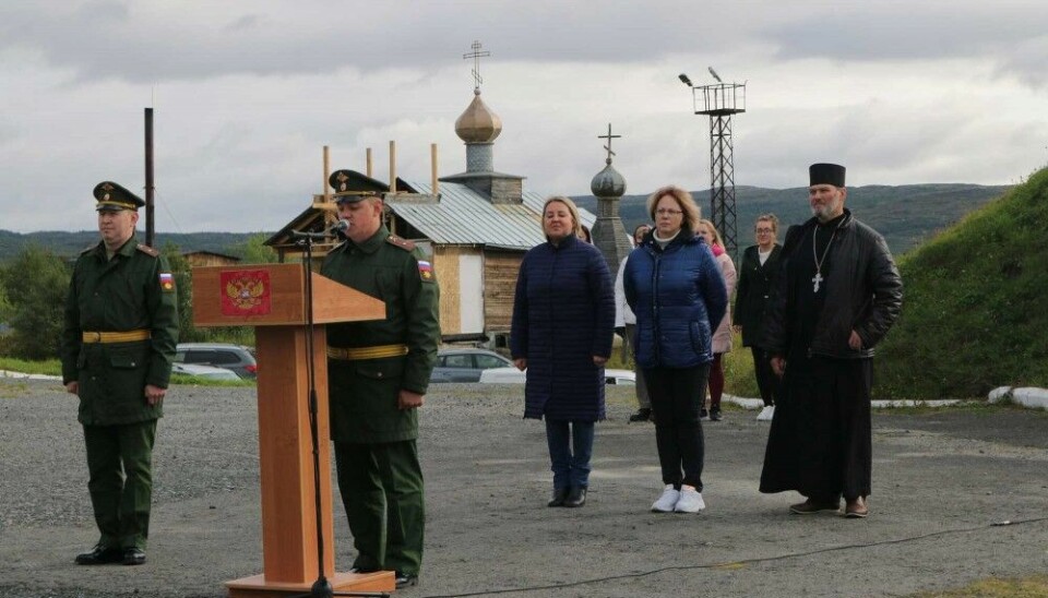 Priest Oleg Denichenko (right) has gotten a medal for his service on occupied Ukrainian land. Here from a ceremony in Pechenga in 2021. Photo: Pechenga municipality on VK