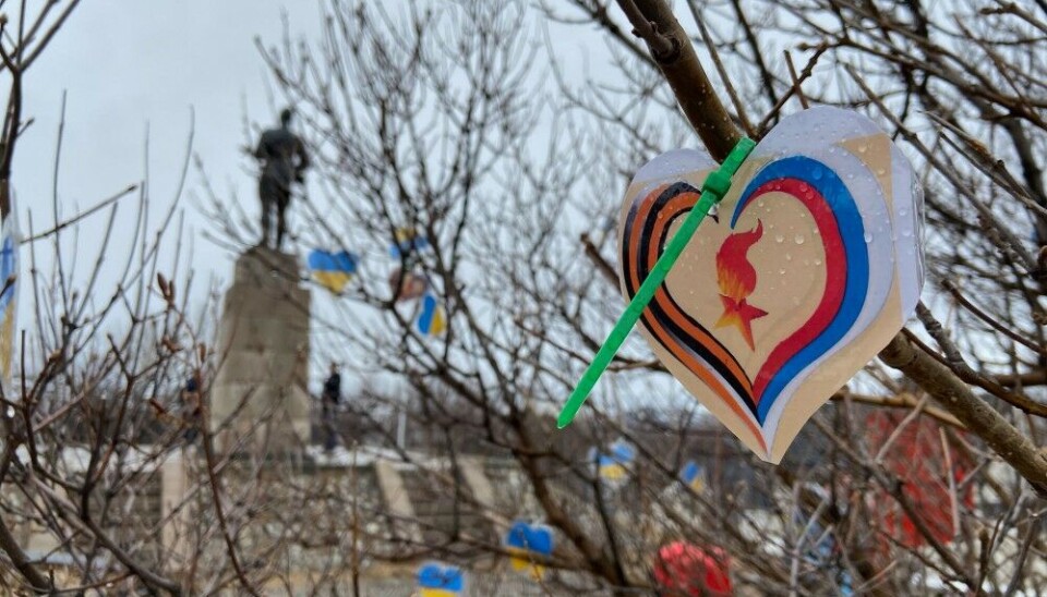 Someone put up hearts with the Russian tricolour and the St.George’s ribbon in Kirkenes. Photo: Thomas Nilsen