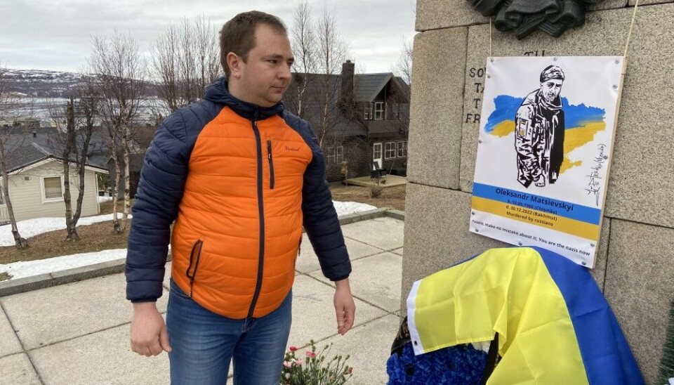 Mykhailo Kozachenko placed back the poster of the Ukrainian soldier killed by Russian soldiers in Bakhmut. Photo: Thomas Nilsen