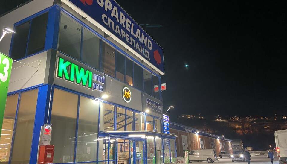Spareland, a mall in Kirkenes that sells several of the products seen in packages to Russian invaders in Ukraine, promotes its entrance with Cyrillic letters. Photo: Thomas Nilsen