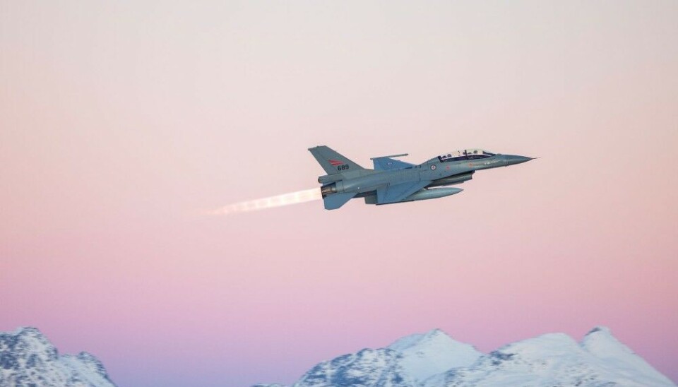Norwegian Defence Minister Bjørn Arild Gram was passenger on one of the last flights of two F-16s before their departure to Denmark. Foto: Martin Melquist, Forsvaret