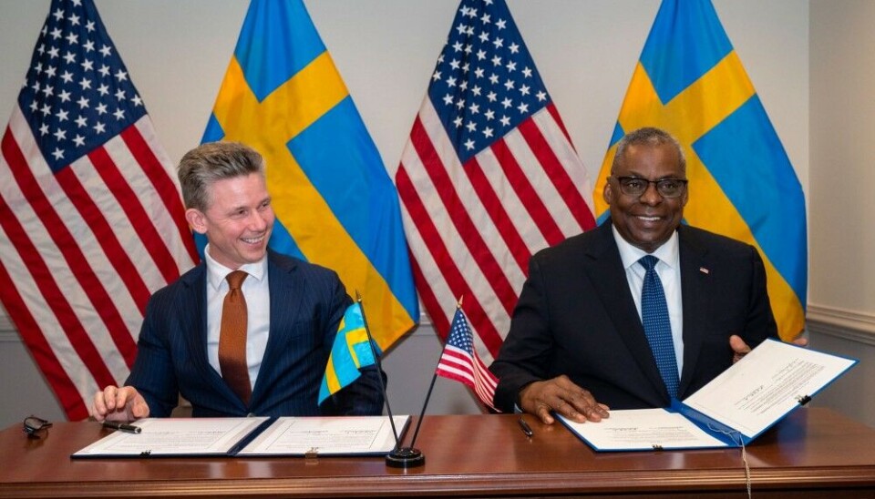 Swedish Minister of Defense Pål Jonson signs cooperation agreement with US Secretary of Defense Lloyd Austin. Photo: Austin on X