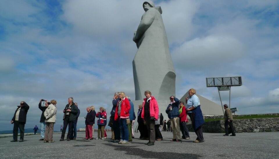 Cruise ship passengers at Alosha statue in Murmansk. Photo: Thomas Nilsen