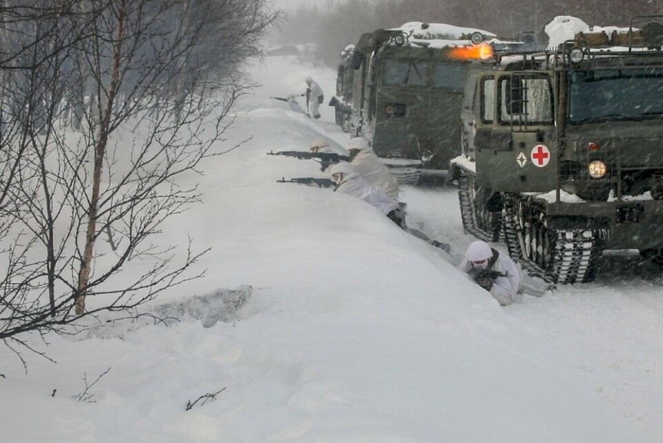 When attacked, four heavily armed soldiers jumped out of the Red Cross marked military vehicle. Firearms are also activated from the roof of the medics' tracked vehicle. Photo: Northern Fleet press service