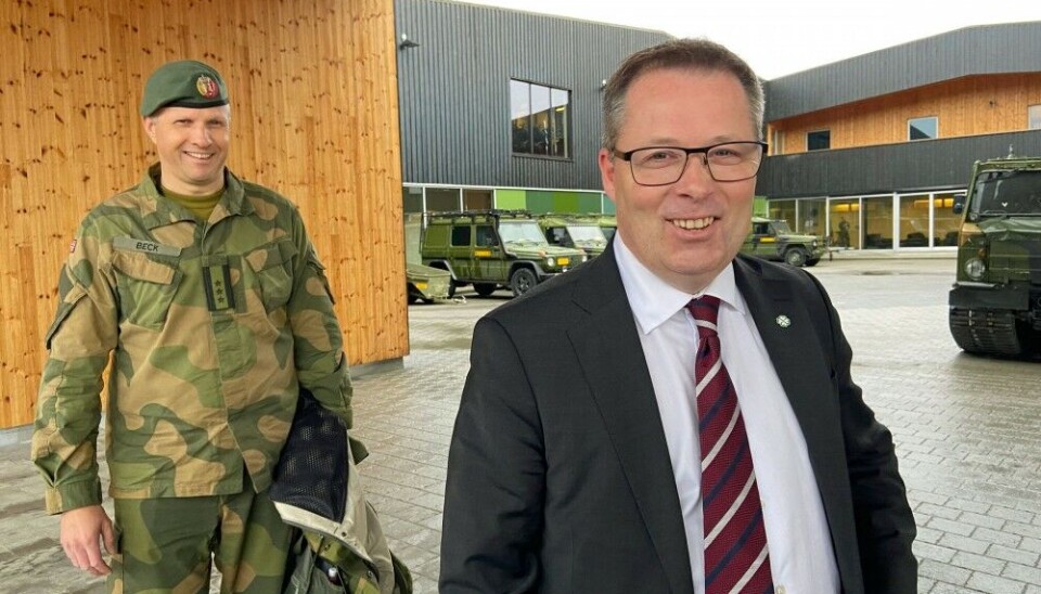 Defense Minister Bjørn Arild Gram gives priority strengthen the Armed Forces presence in the north. Here at Jarfjord on Norway’s border with Russia together with Colonel Tomas Beck, Commander of Finnmark Land Command. Photo: Thomas Nilsen