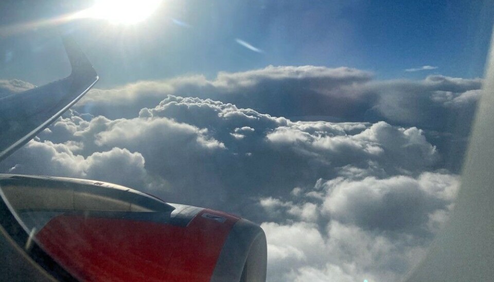 SAS’s evening flight to Kirkenes approaching the airport under the skies. Photo: Thomas Nilsen