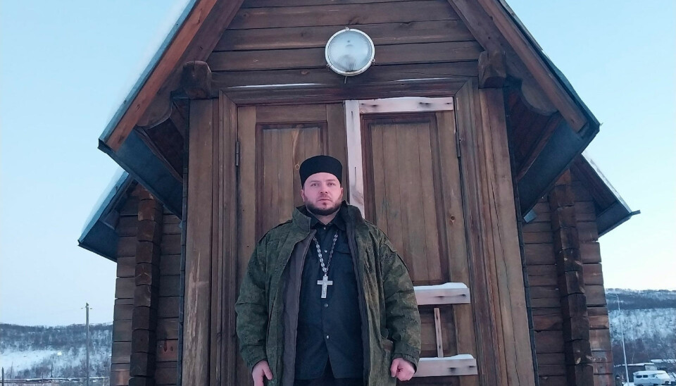 Отец Сергий перед зданием храма в поселке Спутник. Фото: страница прихода поселка Спутник во «Вконтакте»