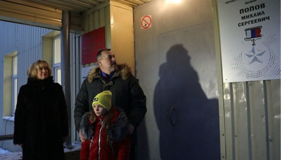 Parents of Mikhail Popov in front of School No 5 in Pechenga. Photo: mil.ru