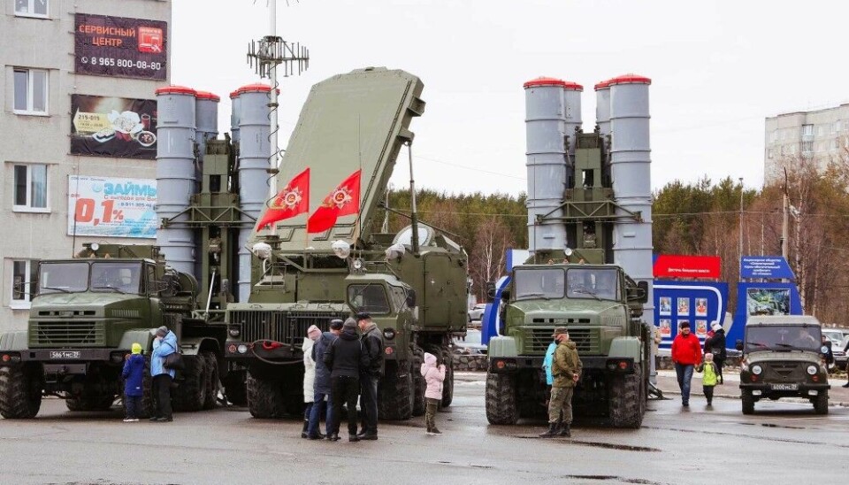 Air defence systems on display in Olenegorsk in connection with the 9th of May celebration in 2022. The town has a population of about 20,000 and is located only few kilometers from Olenya, the airbase that lately has been targeted by Ukrainian drones. Russian strategic bombers frequently take off from Olenya on terror raids against Ukrainian towns and infrastructure. Photo: Nash Olenegorsk