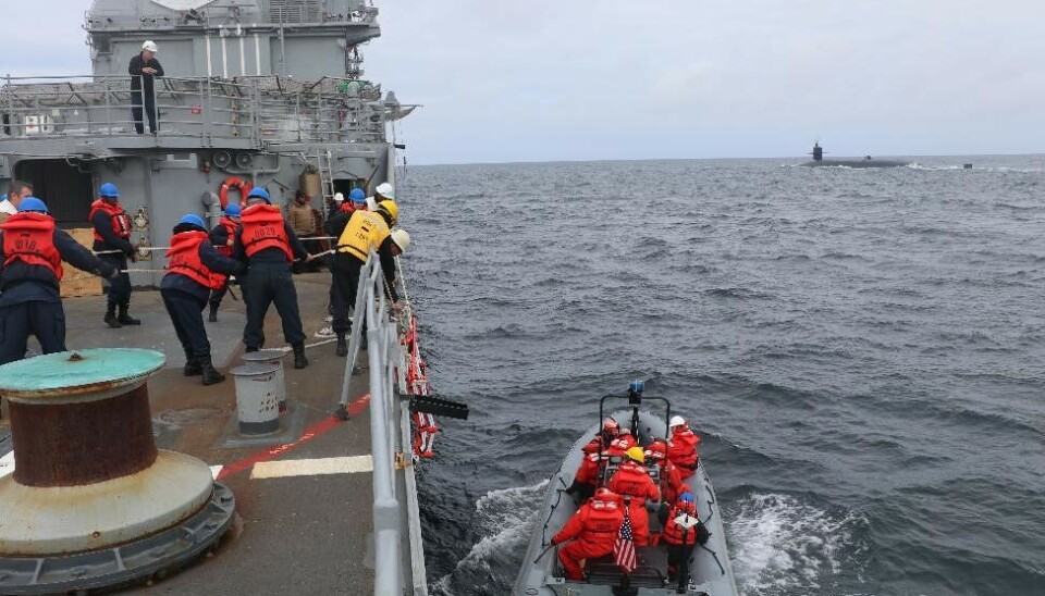 The Norwegian and US navy commanders flew out to the warship USS Normandy from where they went over to the USS Tennessee. Photo: Commander, Submarine forces