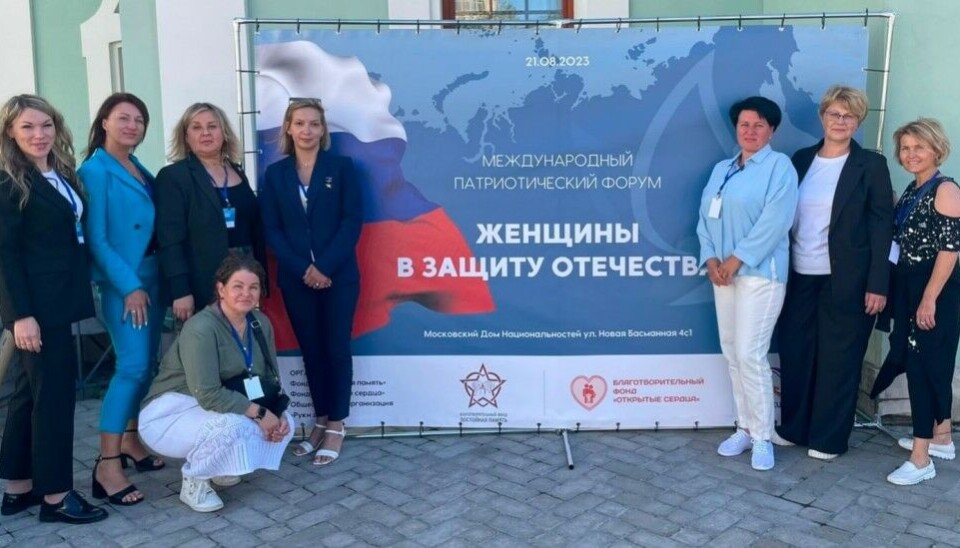 Elena Kovgan (far left) is leader of the Women’s Council in the Northern Fleet submarine forces. Together with other high-profile women in the Kola Peninsula she is active in a number of patriotic events. Photo: Women’s Council of the Northern Fleet’s submarine forces
