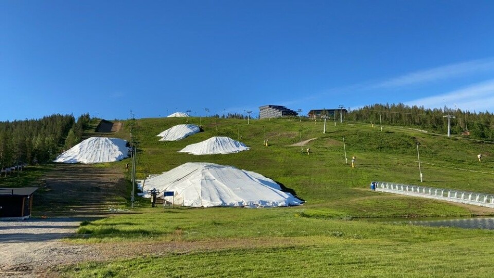 The snow under protective cover survived the summer. This photo is from July. Photo: Thomas Nilsen
