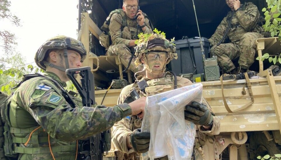 U.S. and Finnish soldiers work side-by-side reading the terrain in the wilderness battlefield during an exercise in Lapland. Photo: Thomas Nilsen