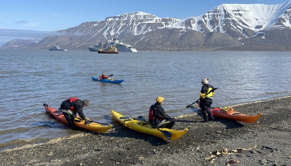 Kayaking Adventfjorden, Svalbard. Photo: Thomas Nilsen